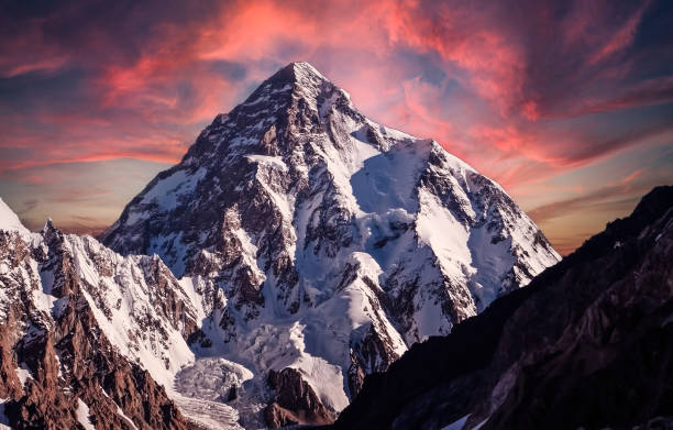 k2-gipfel, der zweithöchste berg der welt - berggipfel stock-fotos und bilder