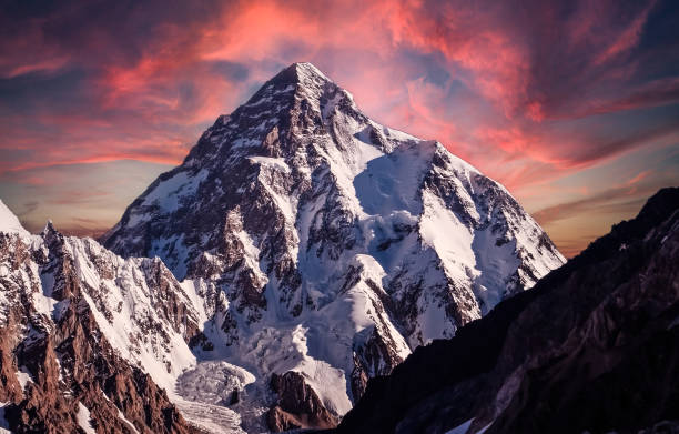 вершина к2, вторая по высоте гора в мире - пик стоковые фото и изображения