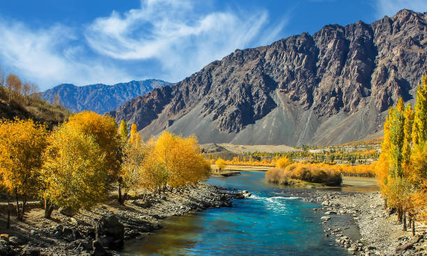 jesienne kolory wzdłuż rzeki w górach hidu kush - park terenowy zdjęcia i obrazy z banku zdjęć