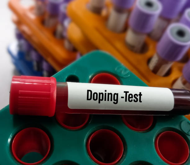 анализ крови на допинговые препараты. допинг - это использование запрещенного препарата для повышения спортивных результатов спортсменом  - doping test стоковые фото и изображения