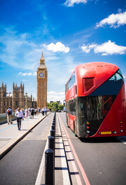 london big ben tower w westminster londyński czerwony autobus na letnim słonecznym błękitnym niebie - london england thames river sky tower zdjęcia i obrazy z banku zdjęć