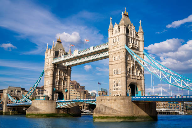 화창한 푸른 여름날에 템즈 강 위의 런던 타워 브리지 - tower bridge 이미지 뉴스 사진 이미지