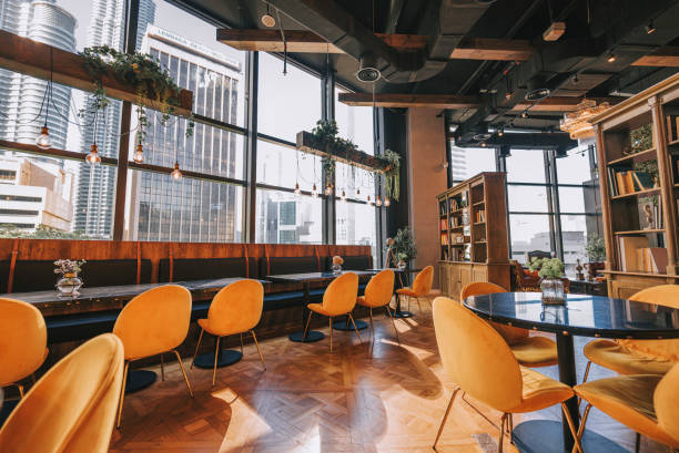 design intérieur de restaurant confortable avec chaise jaune - le monde des cafés photos et images de collection