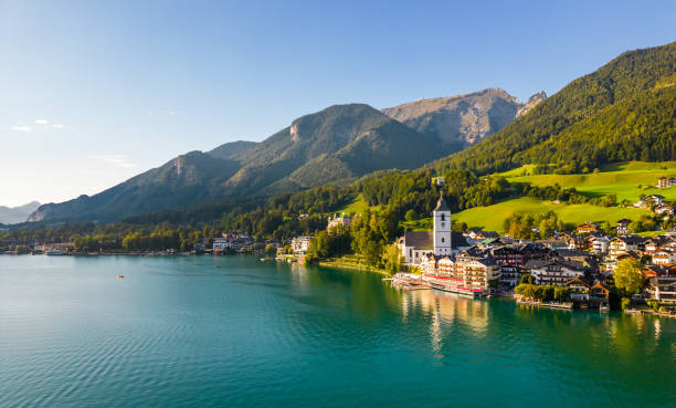 belle vue aérienne du village populaire de sankt wolfgang im salzkammergut. montagnes alpines, église et wolfgangsee. haute-autriche, salzbourg. - salzkammergut photos et images de collection