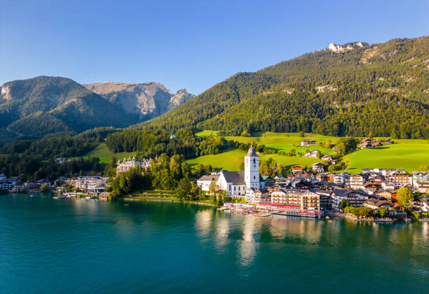 piękny widok z lotu ptaka na popularną wioskę sankt wolfgang im salzkammergut. alpejskie góry, kościół i wolfgangsee. górna austria, salzburg. - wolfgangsee zdjęcia i obrazy z banku zdjęć