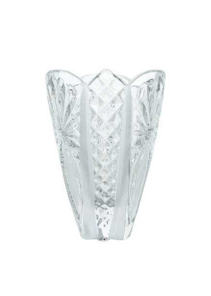 vaso de cristal vazio na forma de um copo isolado em um fundo branco, close-up - decanter crystal carafe glass - fotografias e filmes do acervo