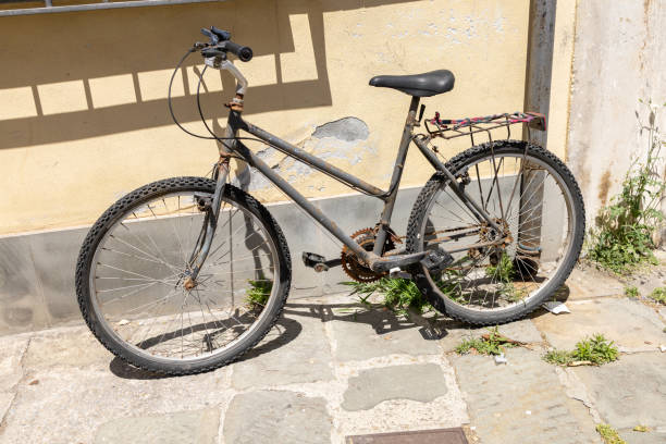 istock Old rusty bicycle near the wall 1422270684