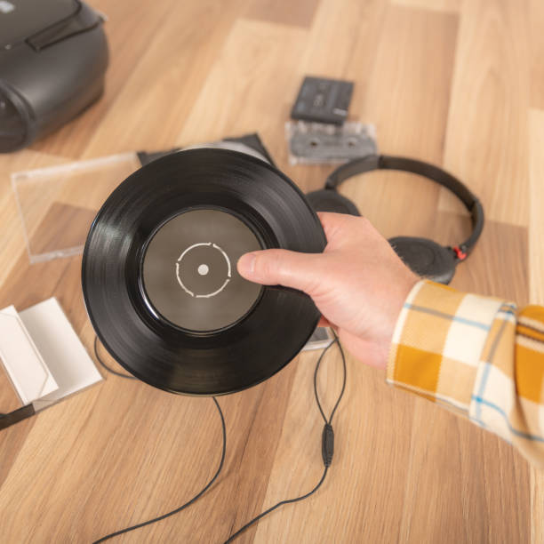istock Holding a 45 vinyl record 1422272577
