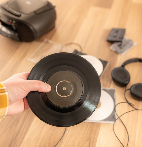 istock Holding a 45 vinyl record 1422272578
