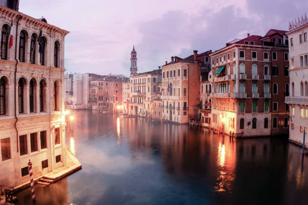 日没後のヴェネツィアの大運河の眺め、魔法とエーテルの光 - venice italy grand canal italy sunset ストックフォトと画像