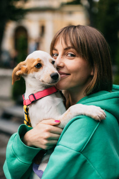 a mulher bonita ama seu cachorro - pets embracing one person portrait - fotografias e filmes do acervo