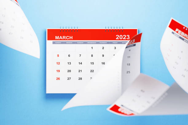 märz-kalender 2023 auf blauem hintergrund - märz fotos stock-fotos und bilder