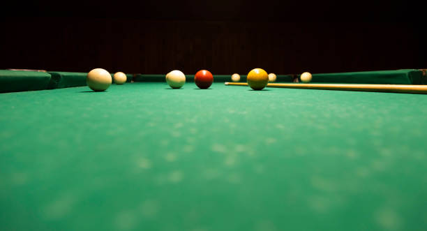 billardspiel, bunte bälle und cue auf grünem tisch. - snooker stock-fotos und bilder