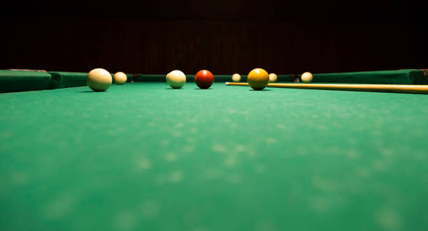juego de billar, bolas de colores y taco en mesa verde. - snooker fotografías e imágenes de stock