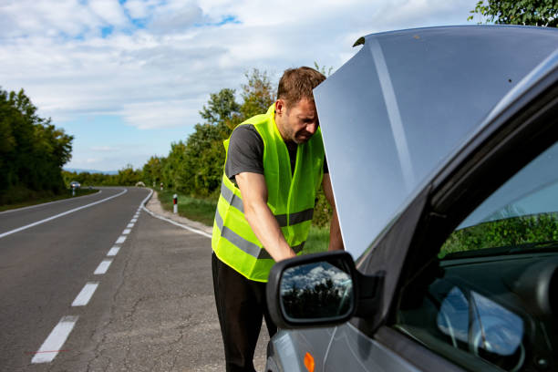 giovane che ha problemi con l'auto - roadside emergency foto e immagini stock