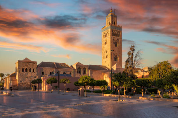 mosquée koutoubia au coucher du soleil, marrakech, maroc - worship place photos et images de collection