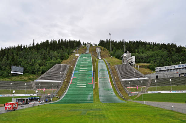 sauts à ski olympiques à lillehammer, norvège. pont avec piste et aire d’atterrissage. - ski jumping hill photos et images de collection