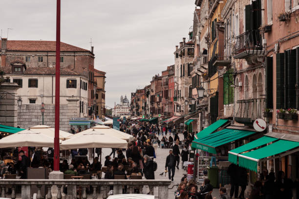 vista de la arquitectura típica de venecia - venice italy ancient architecture creativity fotografías e imágenes de stock