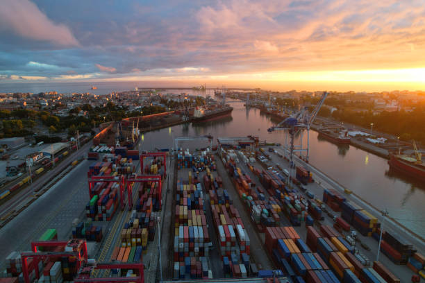 грузовые контейнеры в зоне отгрузки порта. - porto built structure commercial dock port wine стоковые фото и изображения