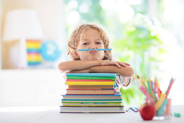 niños haciendo los deberes. los niños regresan a la escuela. - organismo vivo fotografías e imágenes de stock