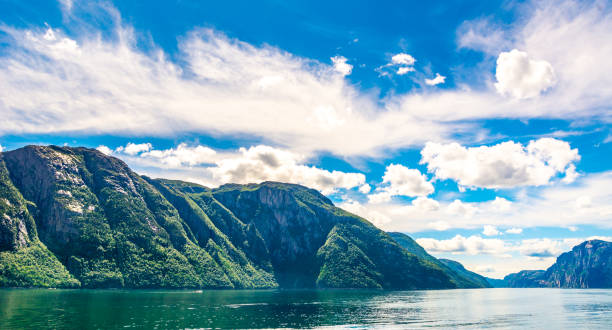 concetto di viaggio. incredibile vista sulla natura con bellissime nuvole sopra il fiordo. luogo: lysefjorden, norvegia, europa. immagine artistica. mondo della bellezza. panorama - rogaland county foto e immagini stock