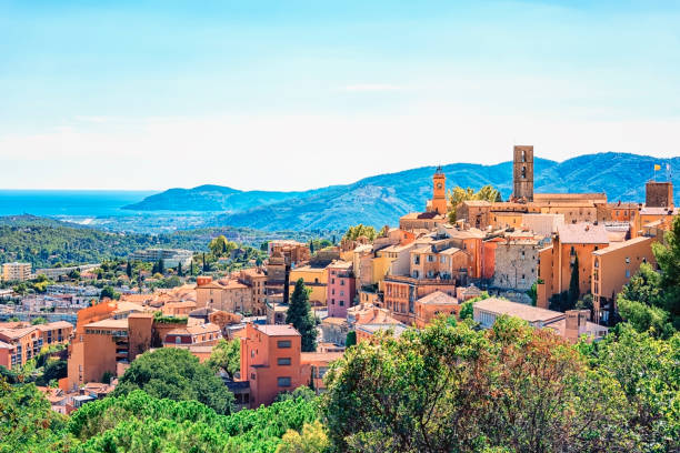 die bunte stadt grasse - romanesque stock-fotos und bilder