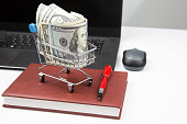 modell-eines-einkaufswagens-mit-dollargeld-auf-dem-hintergrund-eines-laptops-online.jpg?b=1&s=170x170&k=20&c=ipEeITRMZaJ6JpD9ahtMcbFwXnSDFs33VAronUuqD74=