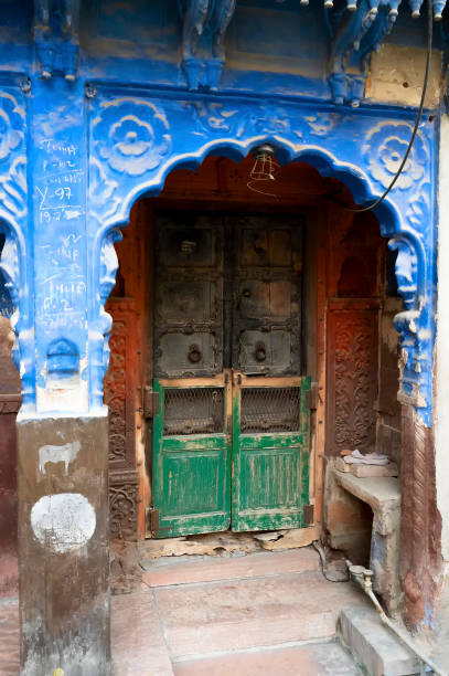 インドのラージスターン州ジョードプル市の伝統的な木製のドアと青い色の家。歴史的に、ヒンズー教のバラモンは、上層カーストであるために家を青く塗っていました。 - india brahmin hinduism tourism ストックフォトと画像