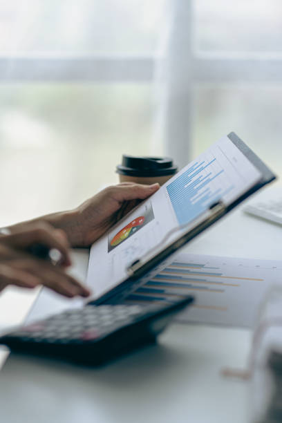 businessman holding pen and pie chart document showing company financial data He sits in a private office with a laptop analyzing financial data in chart form. financial concept hombre de negocios sosteniendo un bolígrafo y un documento de gráfico circular que muestra los datos financieros de la empresa se sienta en una oficina privada con una computadora portátil que analiza los datos financieros en forma de gráfico. concepto
