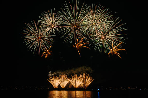 празднование светового фейерверка в английском заливе в ванкувере, канада - english bay flash стоковые фото и изображения
