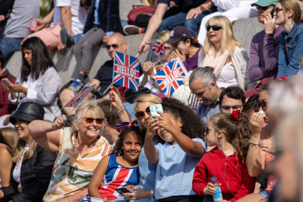 grupo de personas que se toman una selfie en londres, reino unido - jubilee fotografías e imágenes de stock