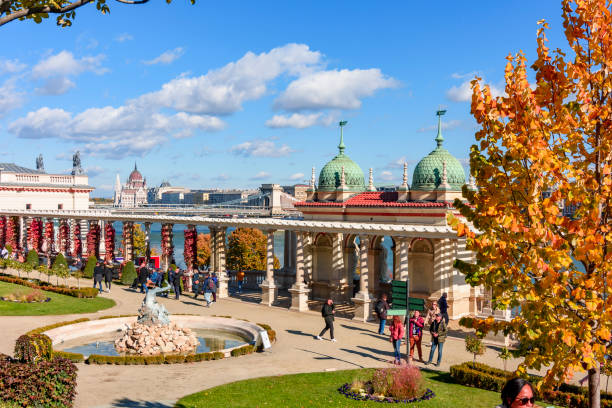 ハンガリー議会を背景に、秋にブダ王宮のキャッスルガーデンバザール(ヴァルケルトバザール)、ブダペスト、ハンガリー - buda ストックフォトと画像