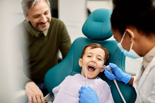 szczęśliwy chłopiec, któremu zęby zostały sprawdzone przez dentystkę. - occupation group of people dentist child zdjęcia i obrazy z banku zdjęć