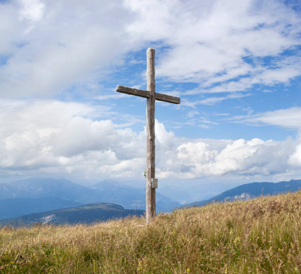 chrześcijański krzyż na górze - cross zdjęcia i obrazy z banku zdjęć