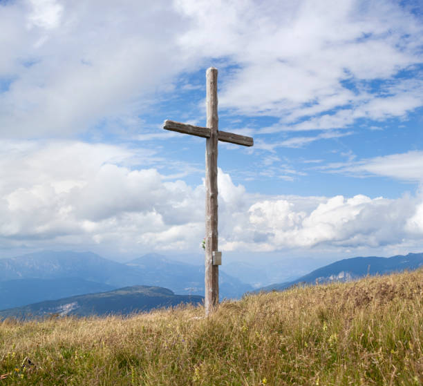 christian cross on mountain - summit cross imagens e fotografias de stock