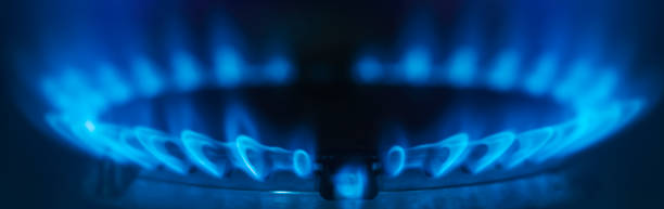 erdgasflamme aus nächster nähe - flame gas natural gas blue stock-fotos und bilder