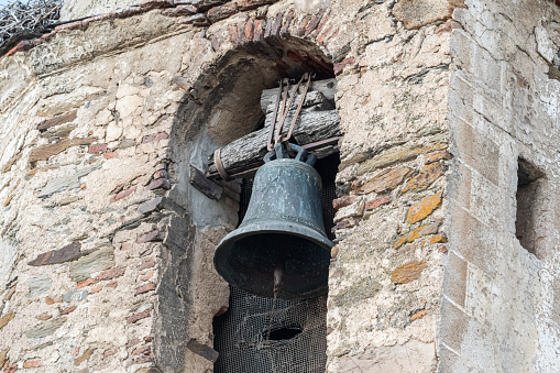 campana de un campanario de iglesia sujeto con un antiguo sistema de anclaje de madera photo