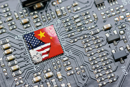 Bandera de EE.UU. y China en un procesador, CPU o microchip de GPU en una placa base. Las empresas estadounidenses se han convertido en el último daño colateral en la guerra tecnológica entre Estados Unidos y China. Estados Unidos limita, restringe las  photo