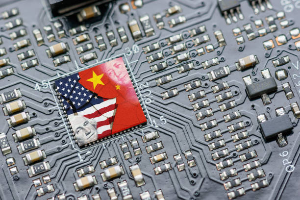 マザーボード上のプロセッサ、cpu、またはgpuマイクロチップ上の米国と中国の旗。米国企業は、米中技術戦争における最新の付随的損害となっている。米国の制限は、中国へのaiチップの販� - 中国 ストックフォトと画像