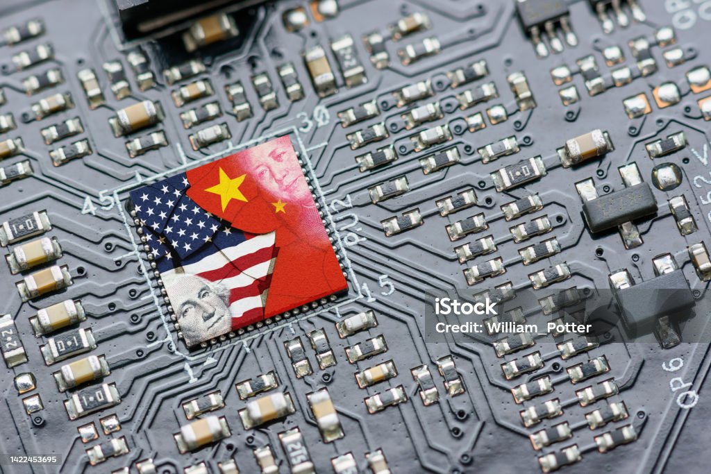 Flag of USA and China on a processor, CPU or GPU microchip on a motherboard. US companies have become the latest collateral damage in US - China tech war. US limits, restricts AI chips sales to China. - Royalty-free Bilgisayar Yongası Stok görsel