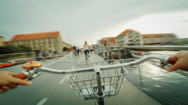 pov montando una bicicleta urbana de la ciudad en copenhague con su novia - film speed fotografías e imágenes de stock