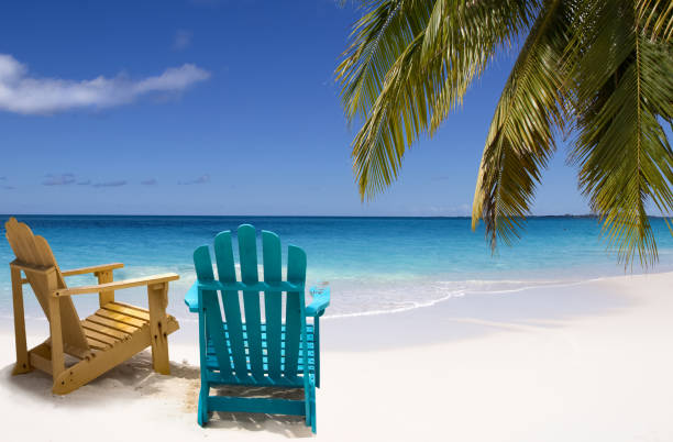 chaises de plage sur la plage de sable blanc des caraïbes - caïman photos et images de collection