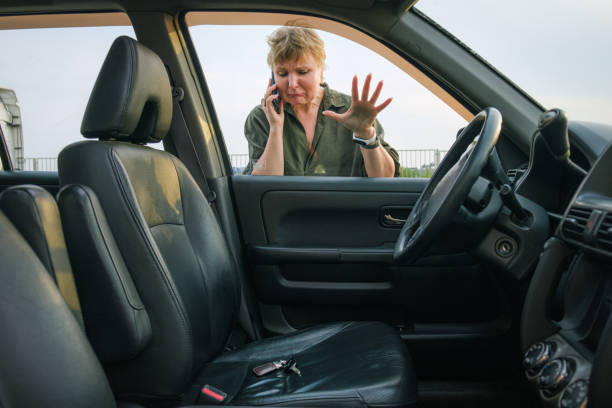 fahrerin vergaß ihre schlüssel im auto und rief technische hilfe an - lock stock-fotos und bilder