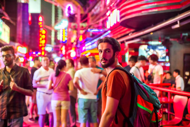 bangkok red light district - gogo bar photos et images de collection