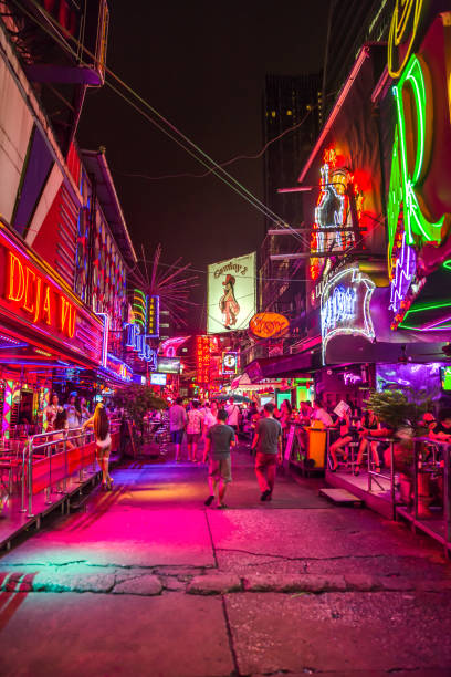 bangkok red light district - gogo bar photos et images de collection