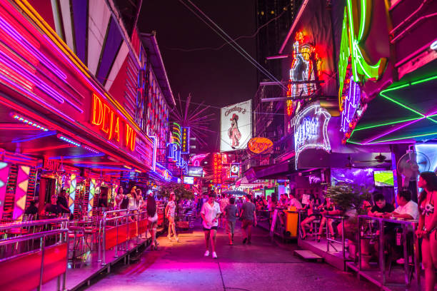 bangkok red light district - gogo bar photos et images de collection