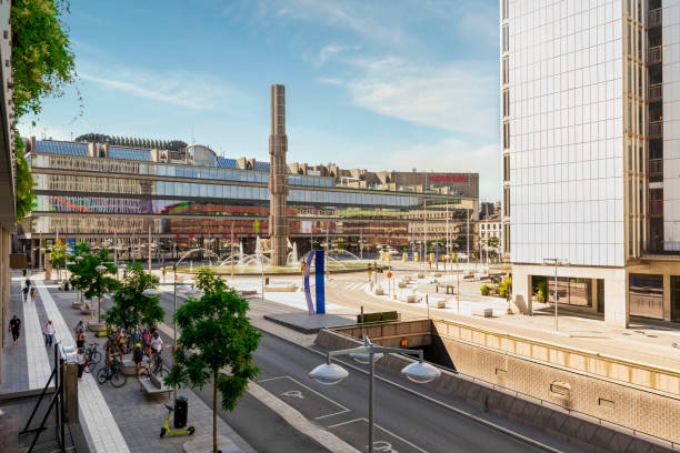 place sergel avec kulturhuset, centre des arts et de la culture, et fontaine en forme de superellipse, norrmalm, stockholm, suède - sergels torg photos et images de collection