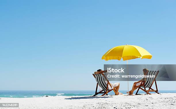 Foto de Praia Guardachuva De Verão e mais fotos de stock de Praia - Praia, Sombrinha de praia, Pessoas