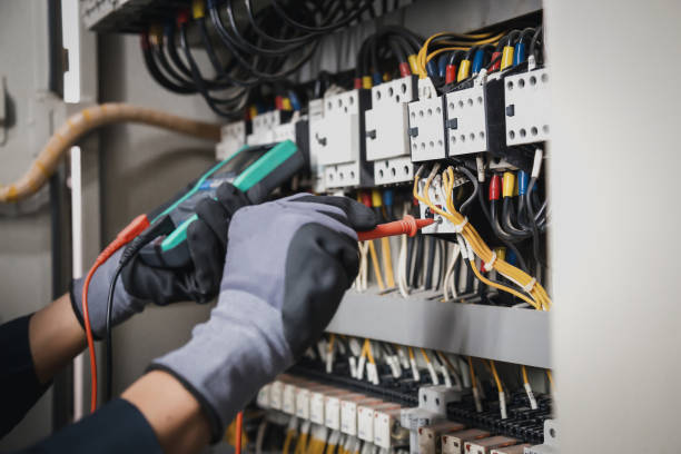 strom- und elektrischer wartungsservice, ingenieur, der ac-multimeter hält, um die elektrische stromspannung an der leistungsschalterklemme und der kabelverkabelung der hauptstromversorgungsplatine zu überprüfen. - control panel stock-fotos und bilder