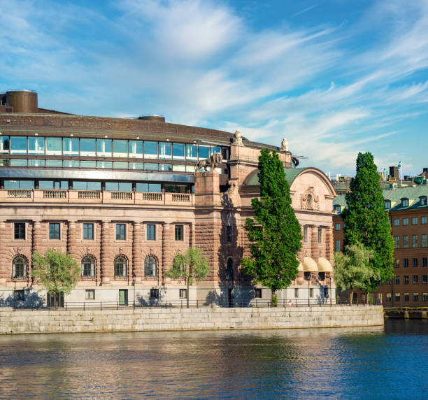 riksdagshuset, il parlamento svedese, situato sull'isola di helgeandsholmen, gamla stan, stoccolma, svezia - norrbro foto e immagini stock